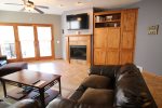 Livingroom fireplace & TV